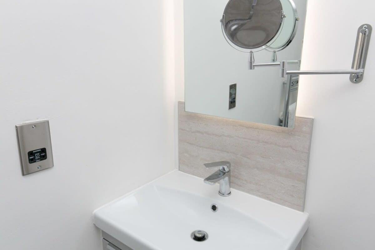 Stunning 2 Bedroom Apartment In Уолласи Экстерьер фото